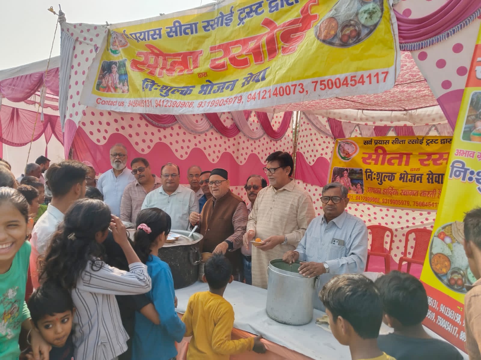 सर्वप्रयास सीता रसोई ट्रस्ट द्वारा रामगंगा विहार में रामगंगा नदी के तट पर आयोजित होता भंडारा सर्वप्रयास सीता रसोई ट्रस्ट द्वारा रामगंगा विहार में रामगंगा नदी के तट पर आयोजित होता भंडारा