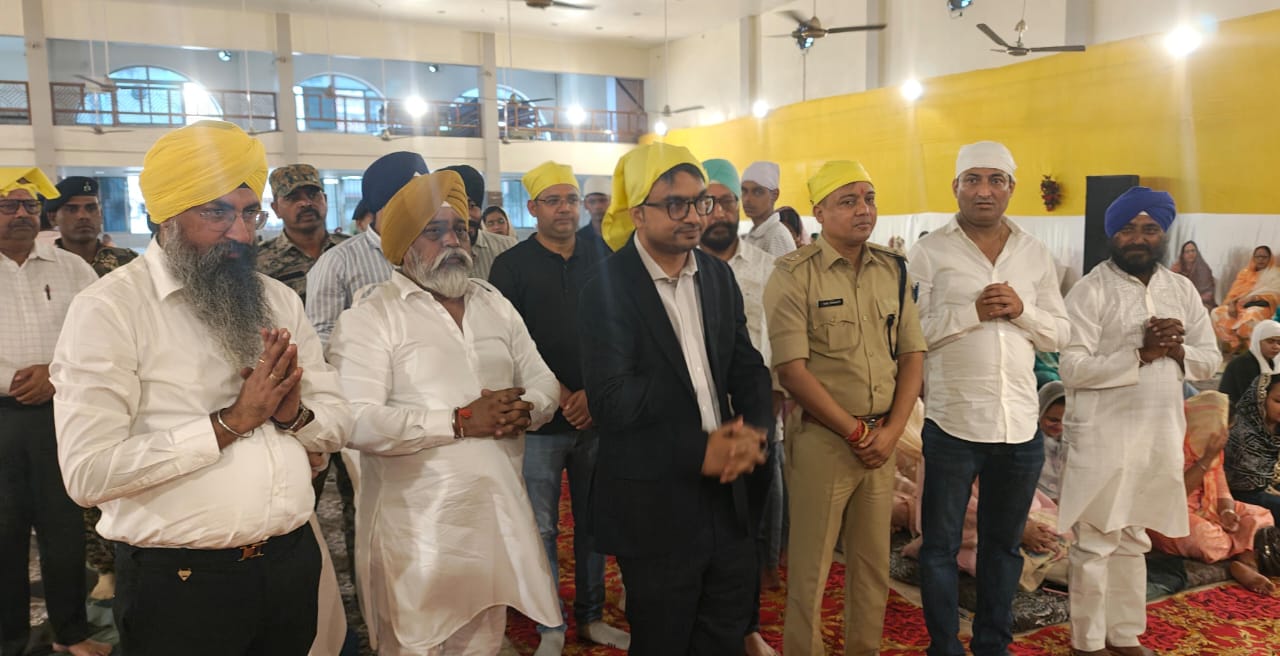 कार्यक्रम में शामिल अधिकारी