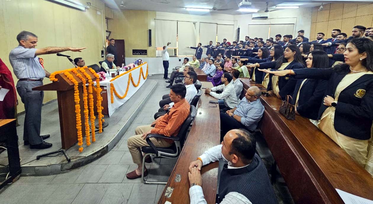 कार्यक्रम में नव प्रशिक्षित पशु चिकित्सकों को शपथ दिलाते डॉ. मनोज रोज। कार्यक्रम में नव प्रशिक्षित पशु चिकित्सकों को शपथ दिलाते डॉ. मनोज रोज।