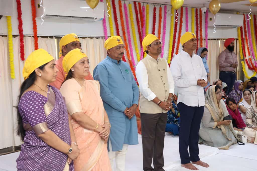 ગાંધીનગરમાં ગુરૂ ગ્રંથ સાહિબના દર્શન પૂજન કરતા મુખ્યમંત્રી