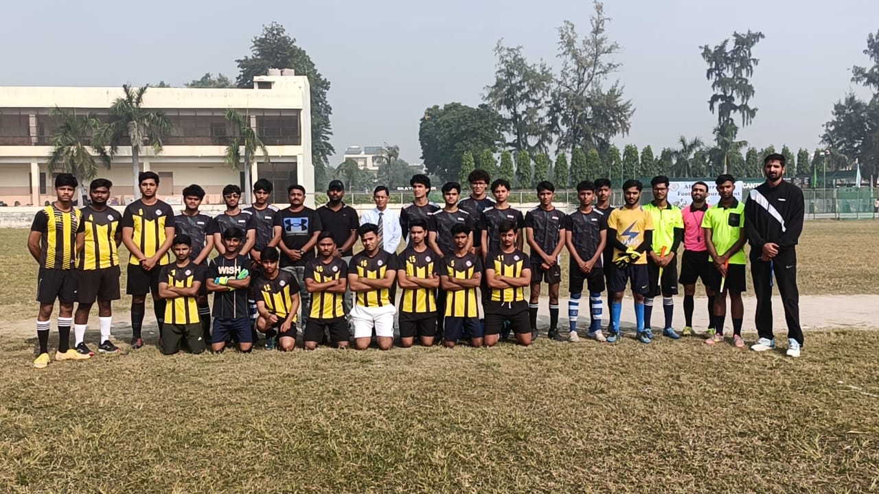 सातवीं अबुल हसन मेमोरियल इंटर स्कूल फुटबॉल टूर्नामेंट के दूसरे दिन टूर्नामेंट के लिए तैयार टीम। सातवीं अबुल हसन मेमोरियल इंटर स्कूल फुटबॉल टूर्नामेंट के दूसरे दिन टूर्नामेंट के लिए तैयार टीम।