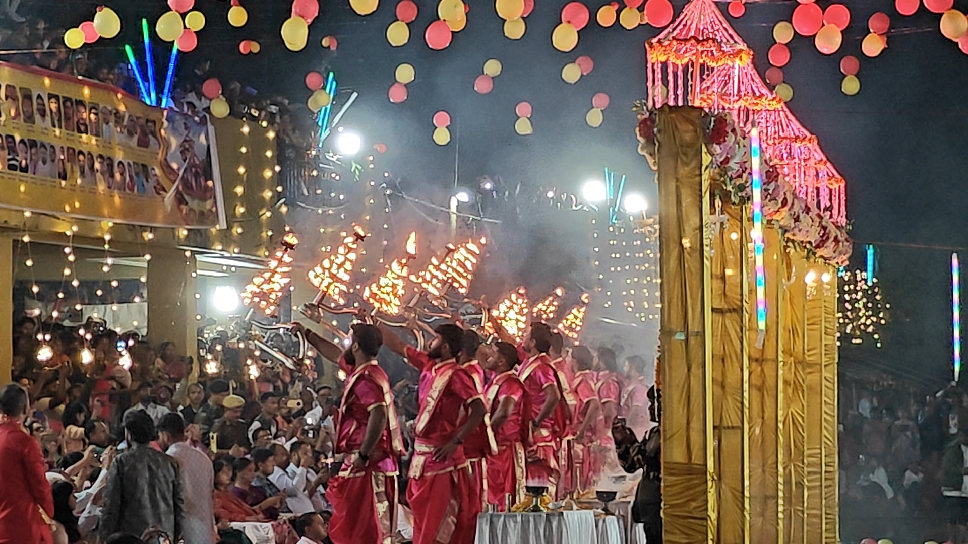 गंगा आरती में शामिल लोग