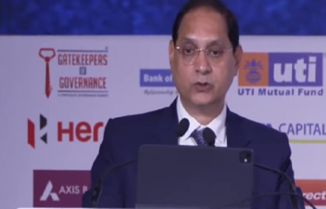 संवाददाताओं के साथ बातचीत में तुहिन कांत पांडेय