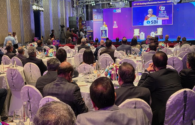 12वें एसबीआई बैंकिंग और इकोनॉमिक्स कॉन्क्लेव 2025 को संबोधित करते सीतारमण