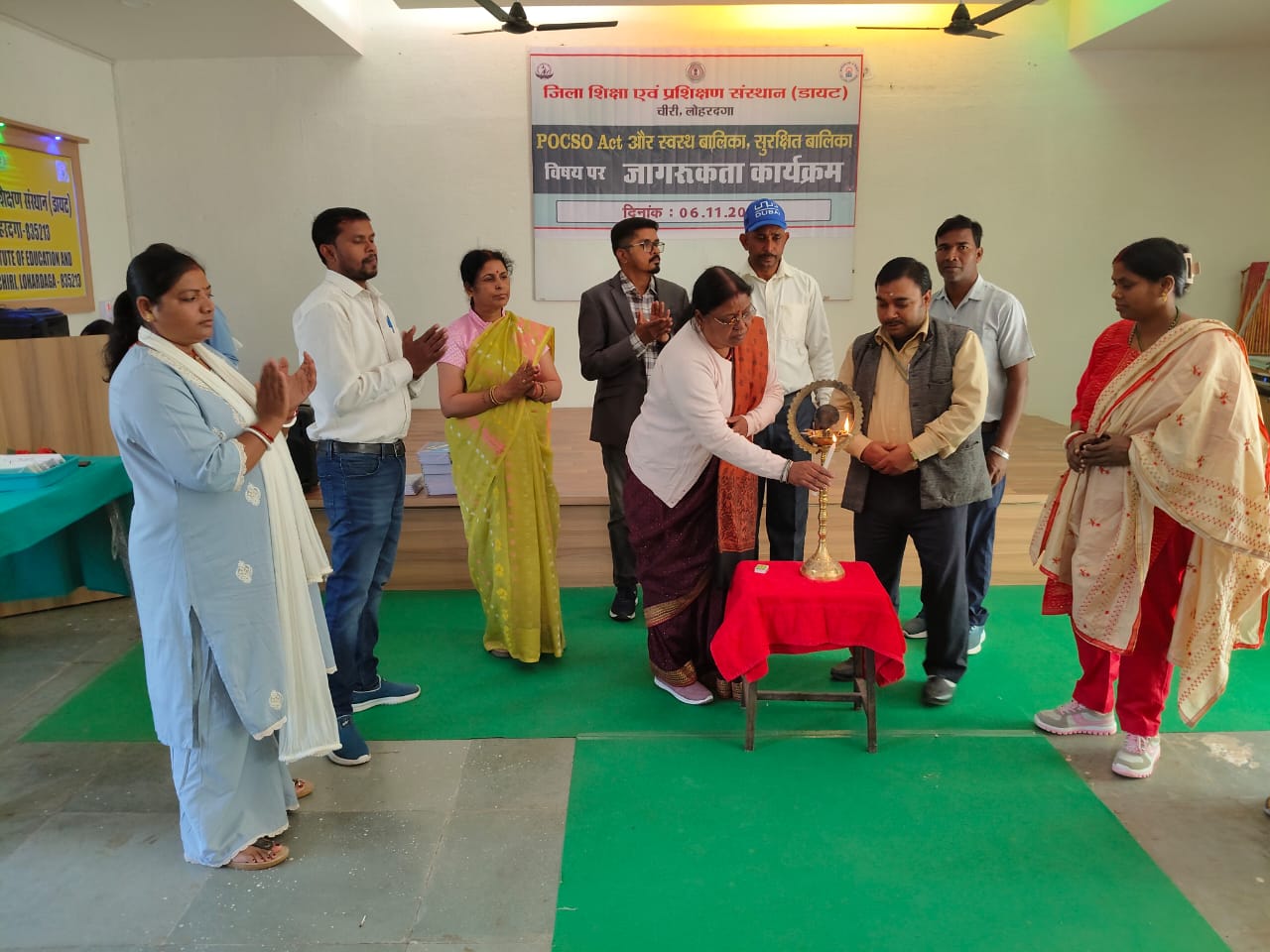 दीप प्रज्वलित कर उद्घाटन करते अतिथि