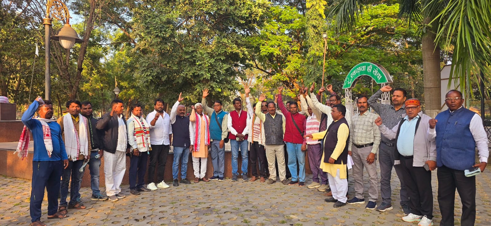 प्रेसवार्ता में महेश मुंडा समेत अन्‍य