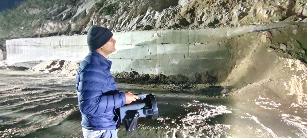 राष्ट्रीय राजमार्ग का निरीक्षण करते जिलाधिकारी राष्ट्रीय राजमार्ग का निरीक्षण करते जिलाधिकारी