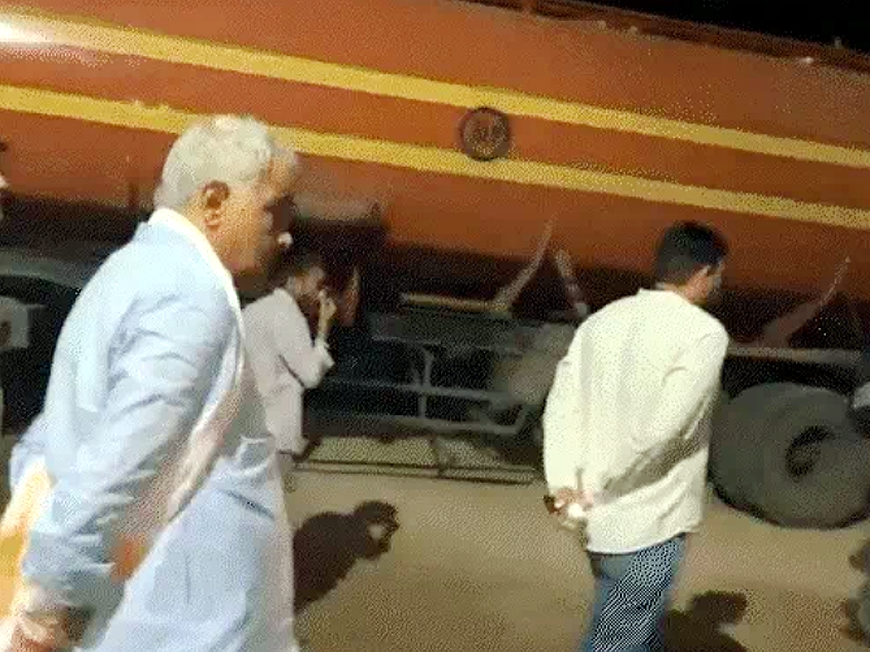 मंत्री किरोड़ीलाल मीणा ने देर रात 2 बजे फैक्ट्री में छापेमारी कर डेढ़ लाख लीटर इंडस्ट्रियल ऑयल बरामद किया मंत्री किरोड़ीलाल मीणा ने देर रात 2 बजे फैक्ट्री में छापेमारी कर डेढ़ लाख लीटर इंडस्ट्रियल ऑयल बरामद किया