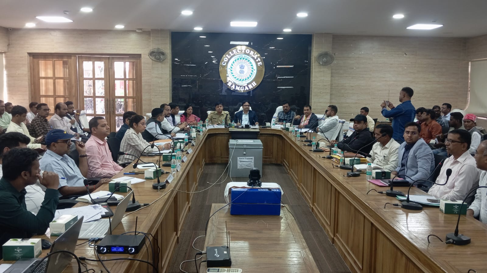 बैठक में शामिल अधिकारी बैठक में शामिल अधिकारी