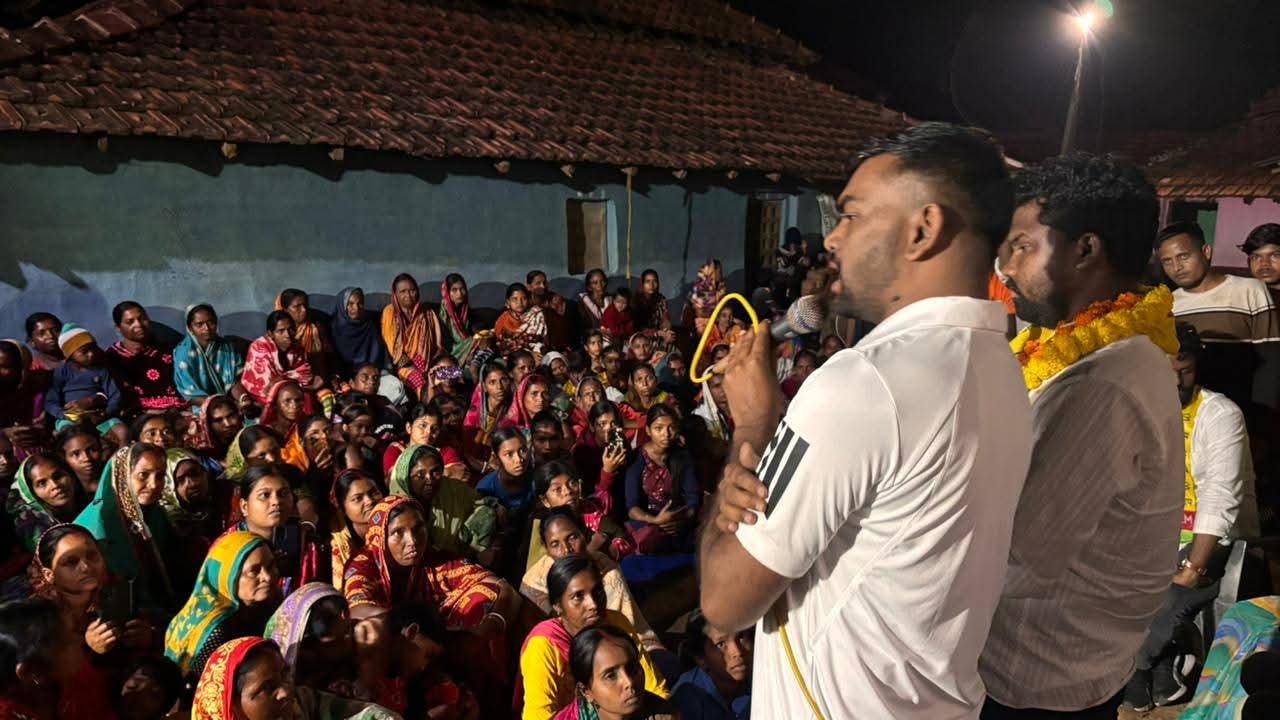 सभा को संबोधित करते जयराम महतो समेत अन्य सभा को संबोधित करते जयराम महतो समेत अन्य