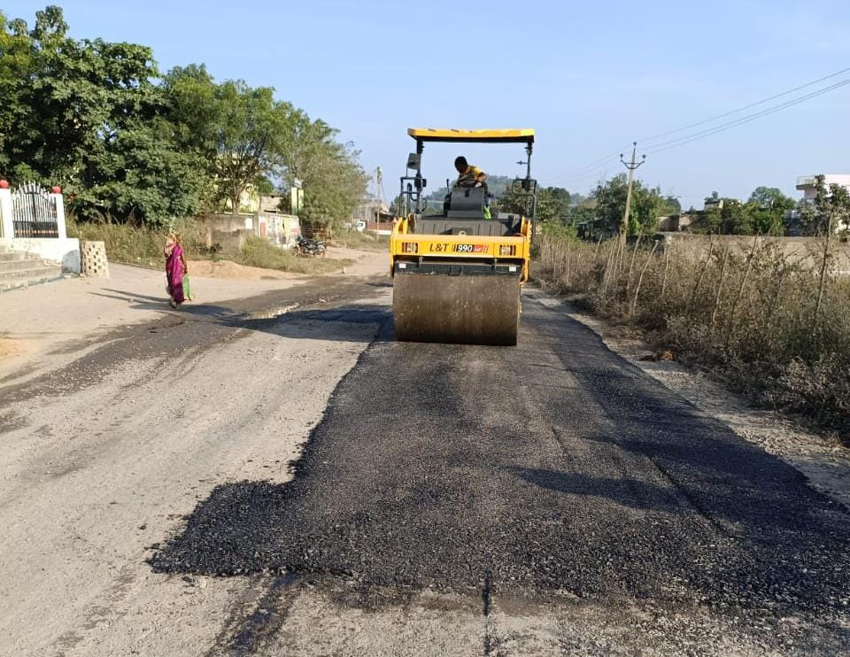 कोरबा : सड़क सुधार से बढ़ी रफ्तार,  लोक निर्माण विभाग कोरबा ने शुरू किया मार्ग मरम्मत अभियान