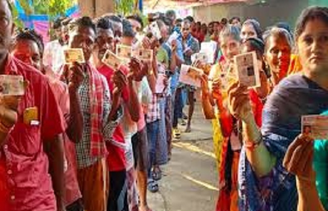 कतार में खड़े मतदाता की फोटो कतार में खड़े मतदाता की फोटो