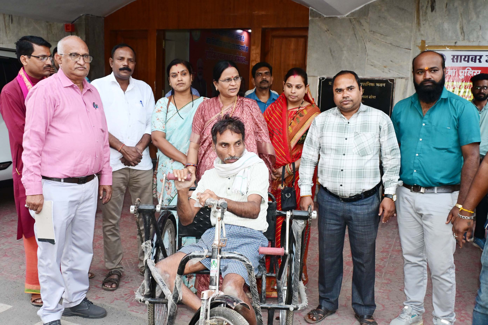 कोरबा महापौर ने दिव्यांग विरेन्द्र दास को ट्रायसिकल प्रदान की