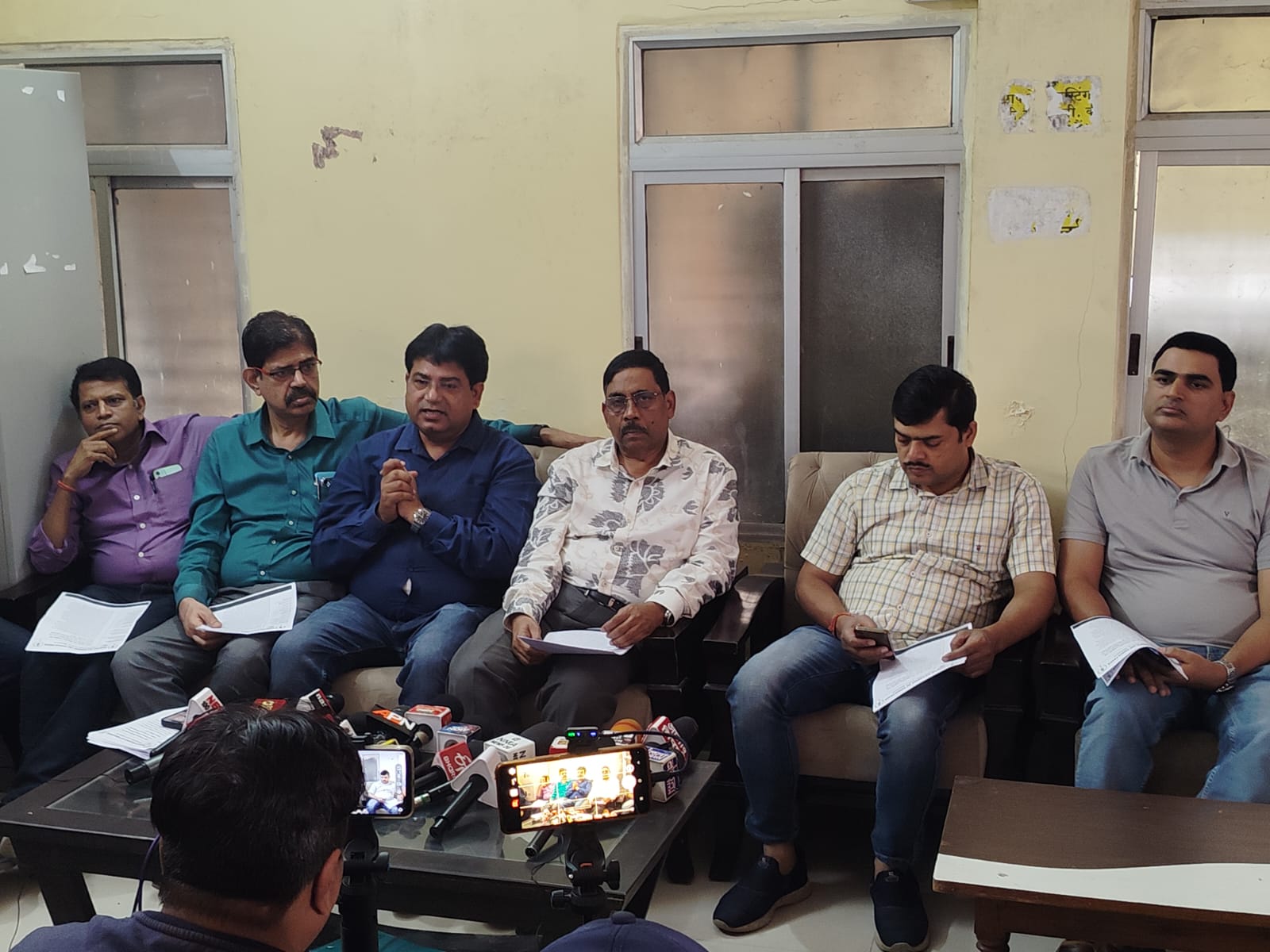 प्रेसवार्ता में शामिल डॉ राजेश कुमार समेत अन्‍य