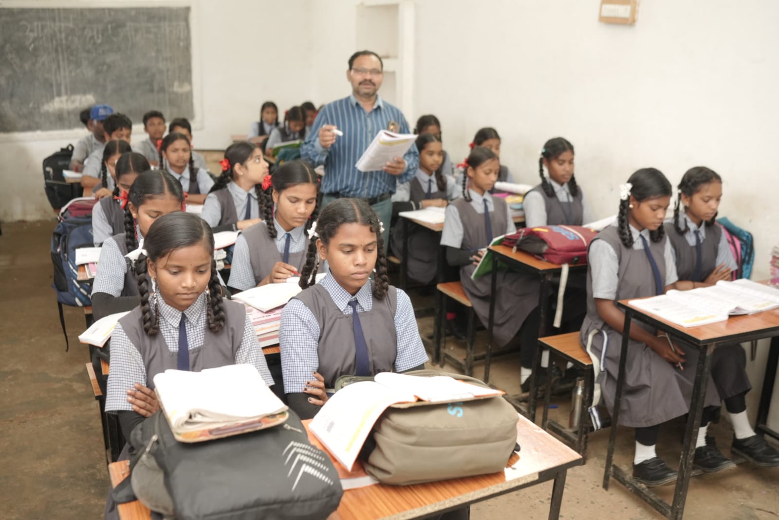 बच्चों को पढ़ाता शिक्षक