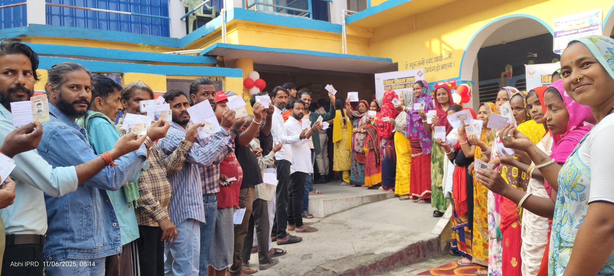 मतदान करते मतदाता की फोटो मतदान करते मतदाता की फोटो