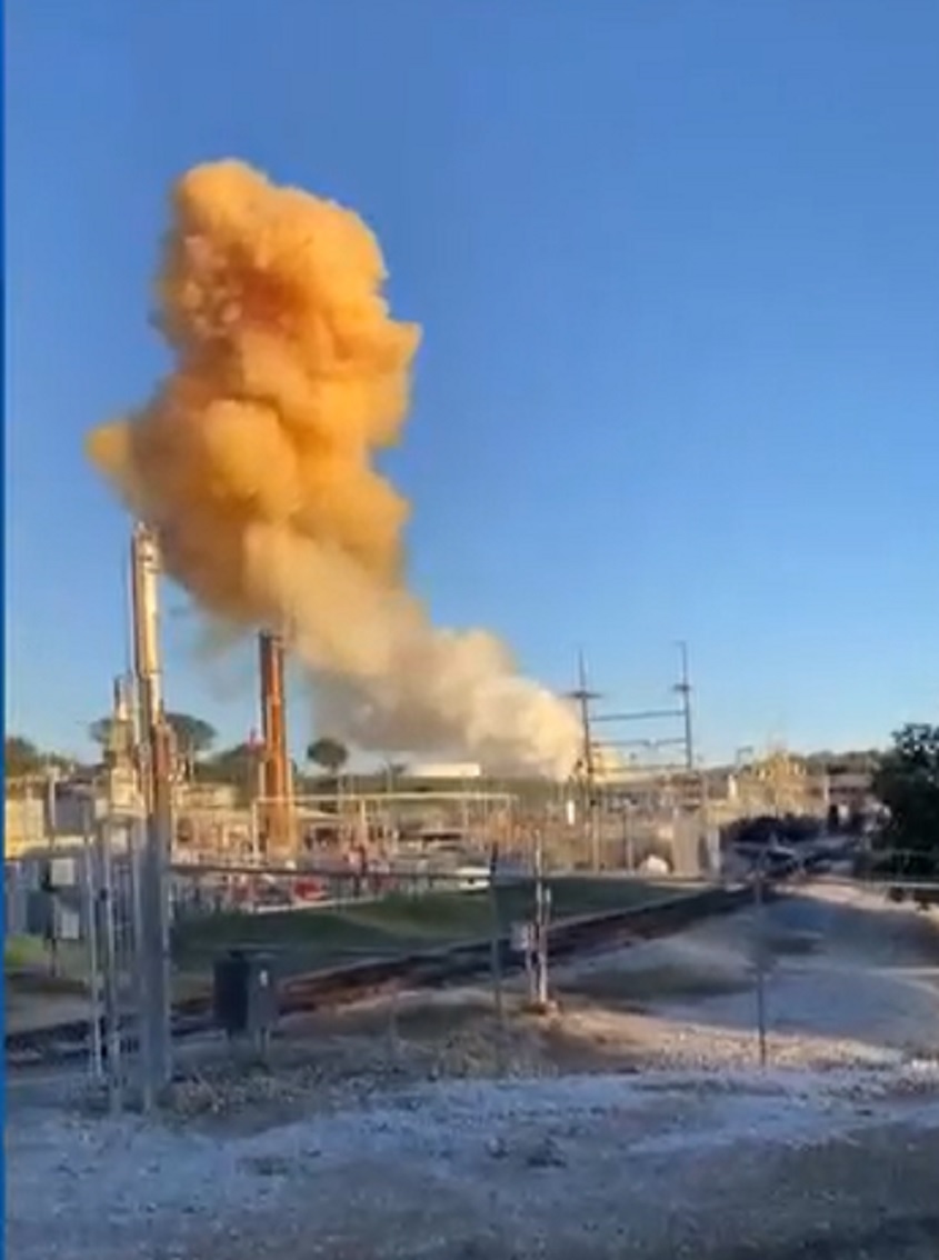 हादसे के बाद विमान में आग लग गई।