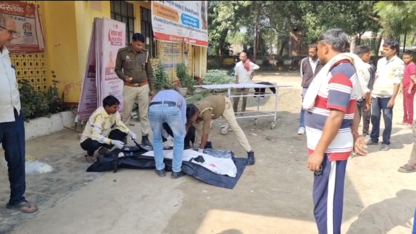 लाश को पोस्टमार्टम के लिए भिजवाती पुलिस लाश को पोस्टमार्टम के लिए भिजवाती पुलिस