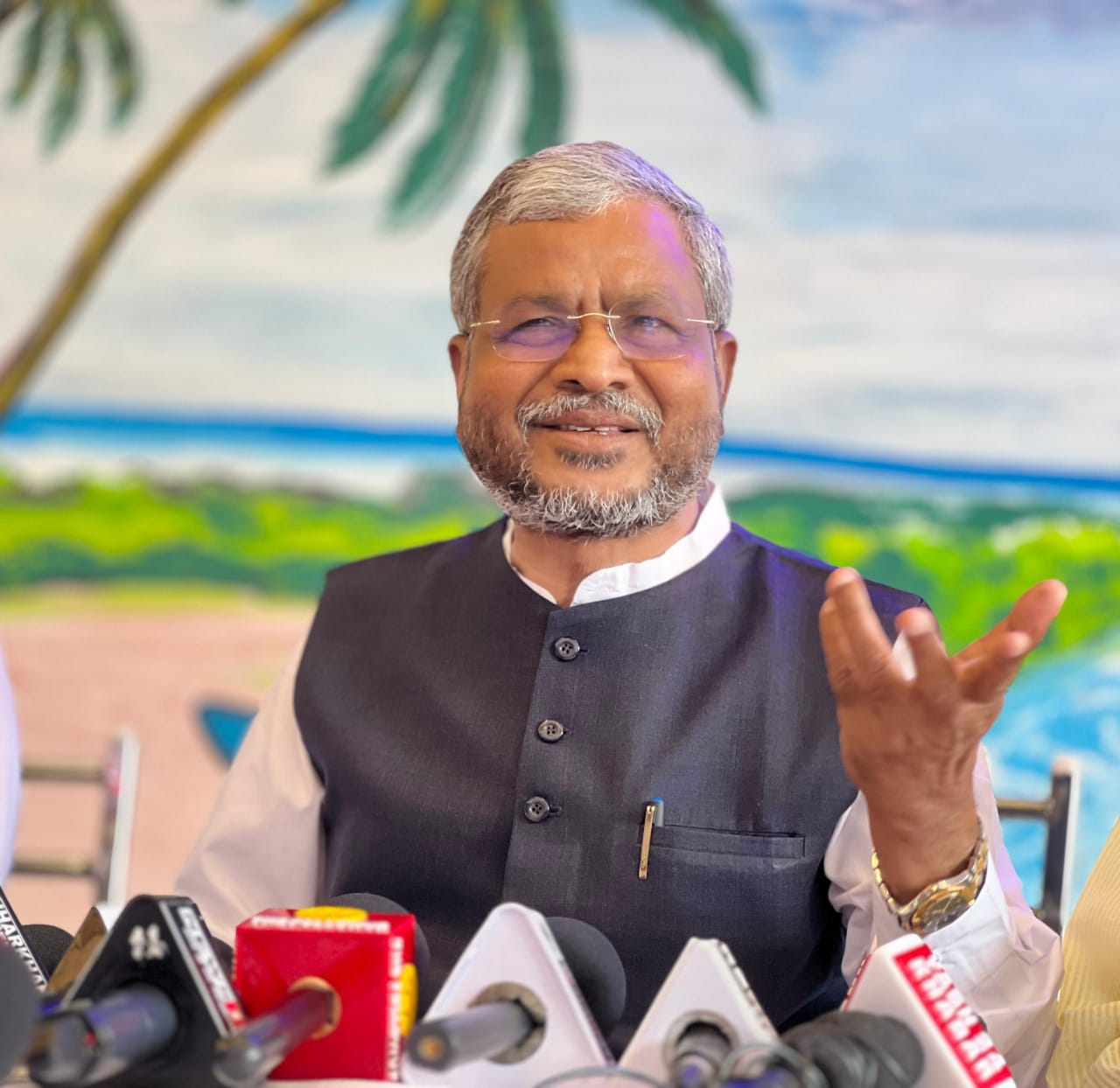 प्रेस वार्ता  की तस्वीर