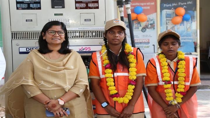 शहर के पुलिस वेलफेयर पेट्रोल पंपों पर भी शक्ति दीदियों ने संभाली कमान