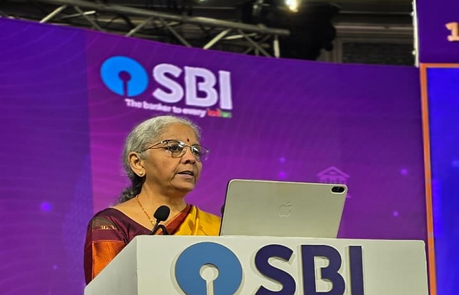 12वें एसबीआई बैंकिंग और इकोनॉमिक्स कॉन्क्लेव 2025 को संबोधित करते सीतारमण
