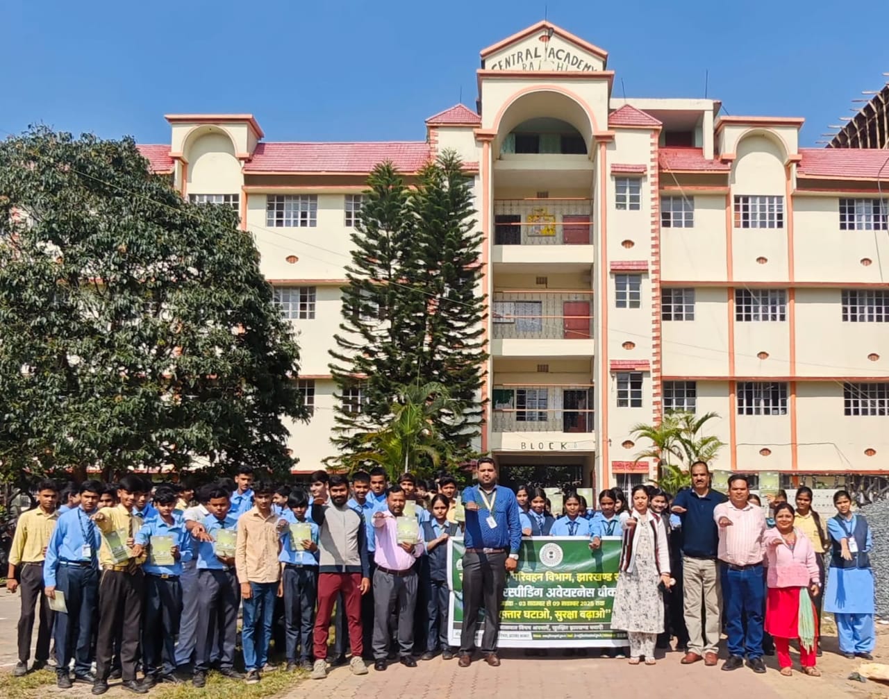 बच्‍चों के साथ गौरव कुमार समेत अन्‍य