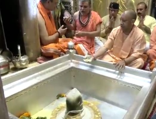 श्री काशी विश्वनाथ मंदिर में मुख्यमंत्री श्री काशी विश्वनाथ मंदिर में मुख्यमंत्री
