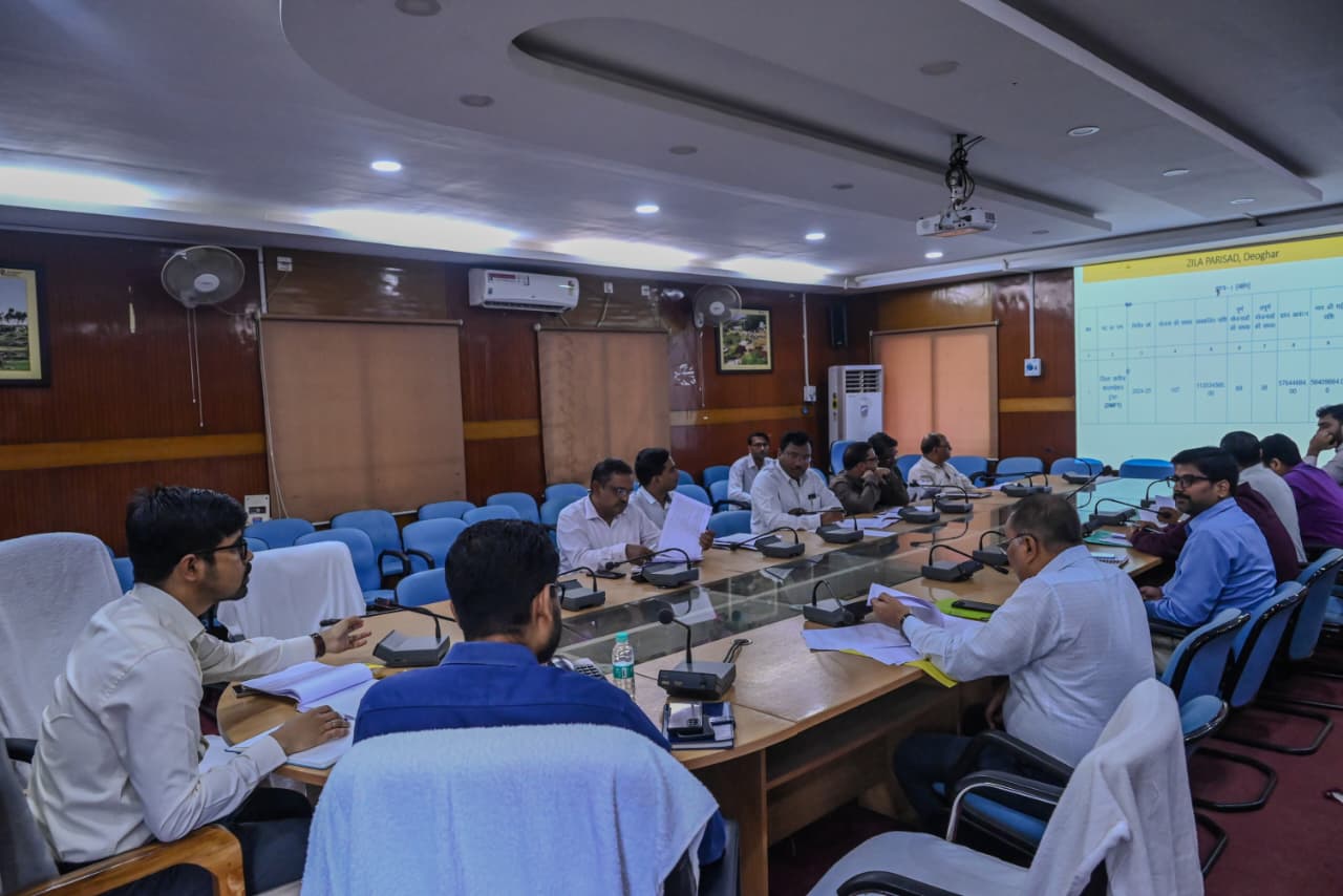 बैठक में डीसी नमन प्रियेश लकडा समेत अन्‍य