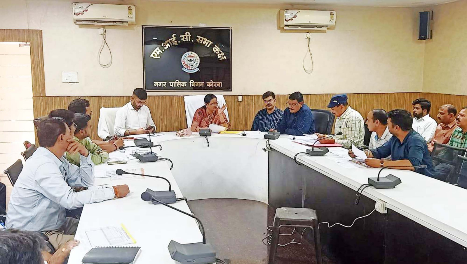 महापौर ने ली अधिकारियों की बैठक