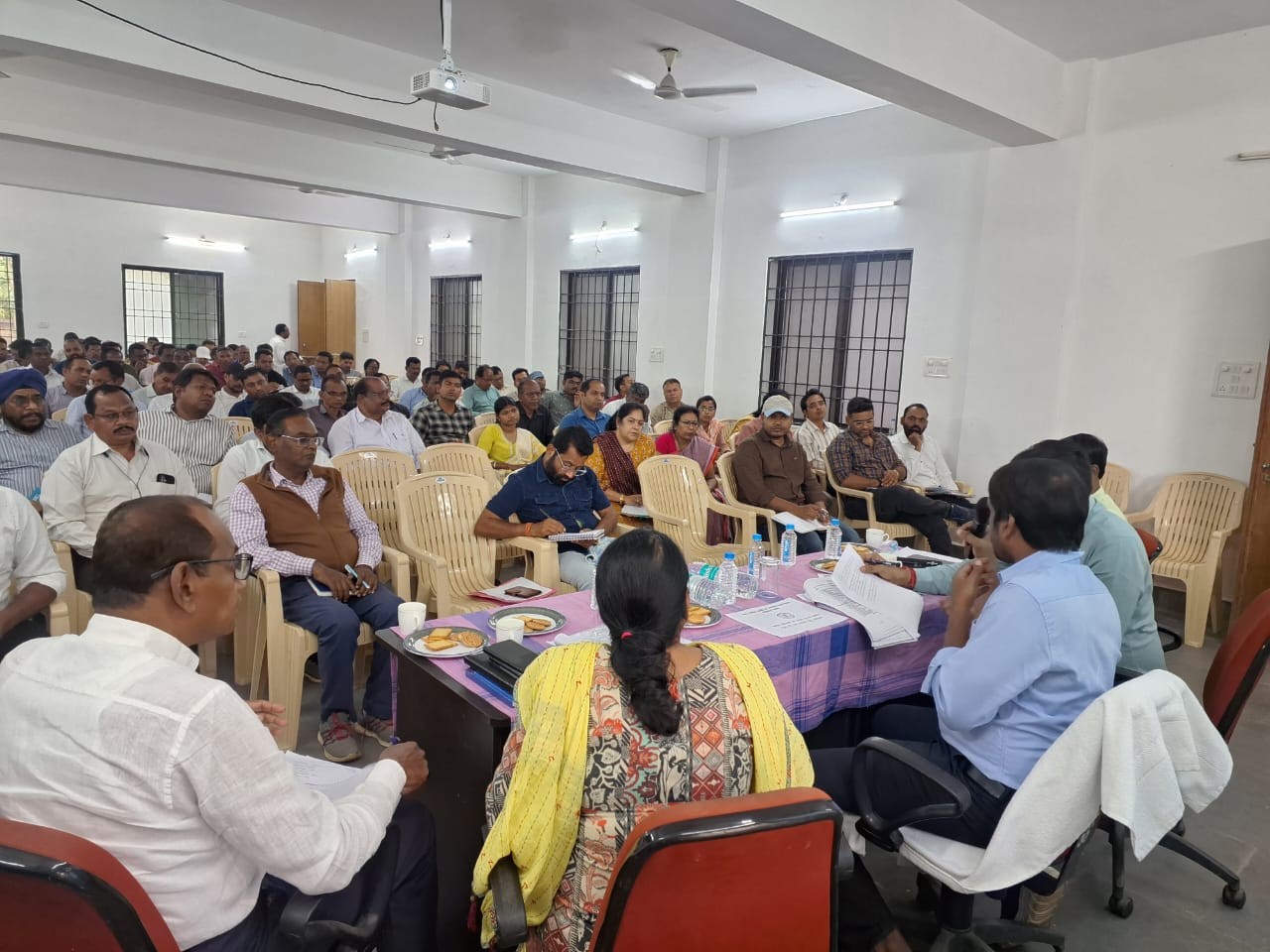 धान खरीदी के लिए नियुक्त नोडल अधिकारी प्रशिक्षण में उपस्थित।