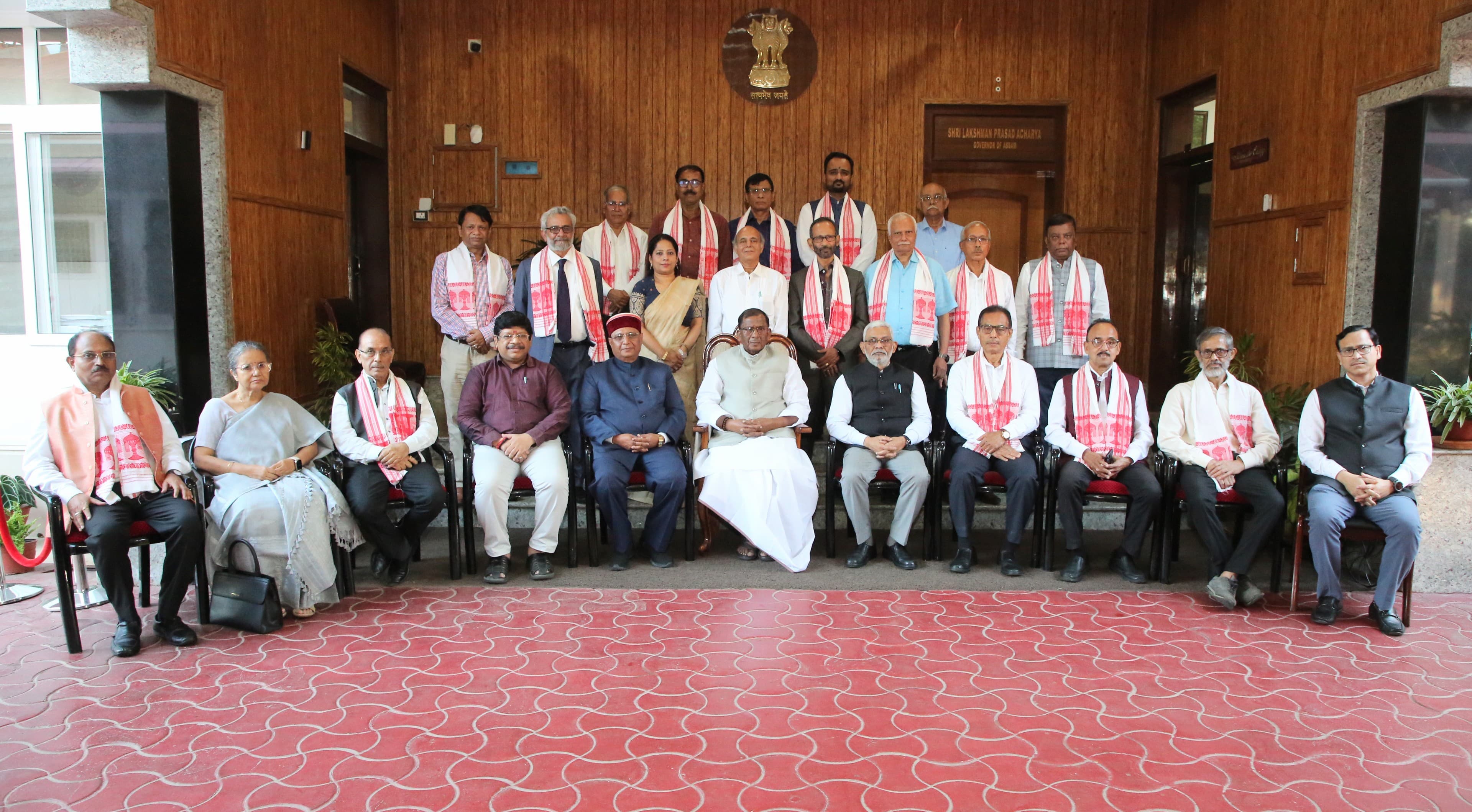 राज्यपाल लक्ष्मण प्रसाद आचार्य विश्वविद्यालय लोकपालों संग बैठक करते हुए।