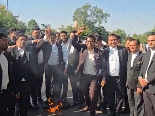 वकील के परिजन को हिरासत में लेने के विरोध में सड़क पर उतरे अधिवक्ता