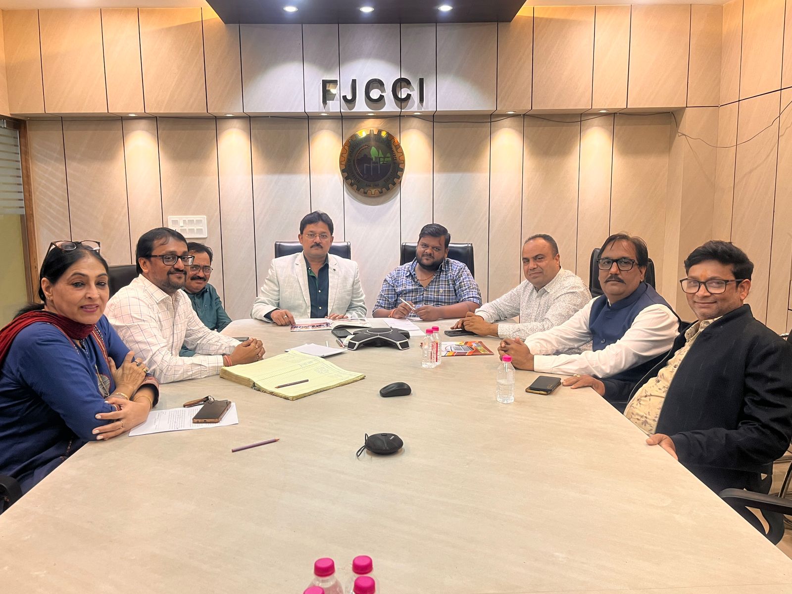 चेंबर के बैठक की तस्‍वीर