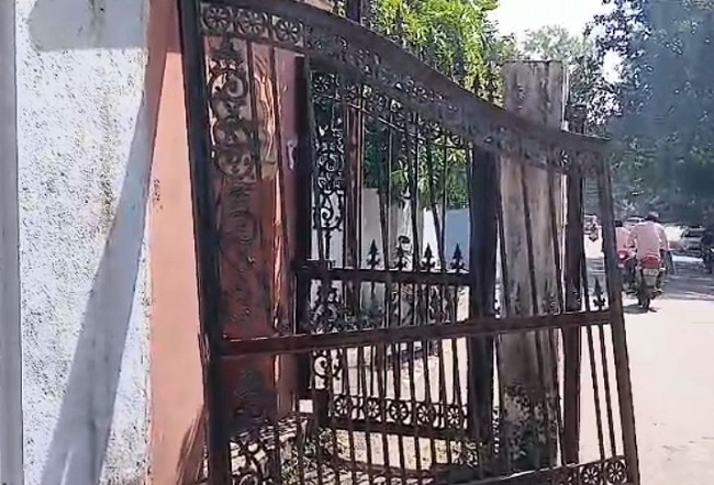 धारः कलेक्ट्रेट परिसर में लगा लोहे का गेट