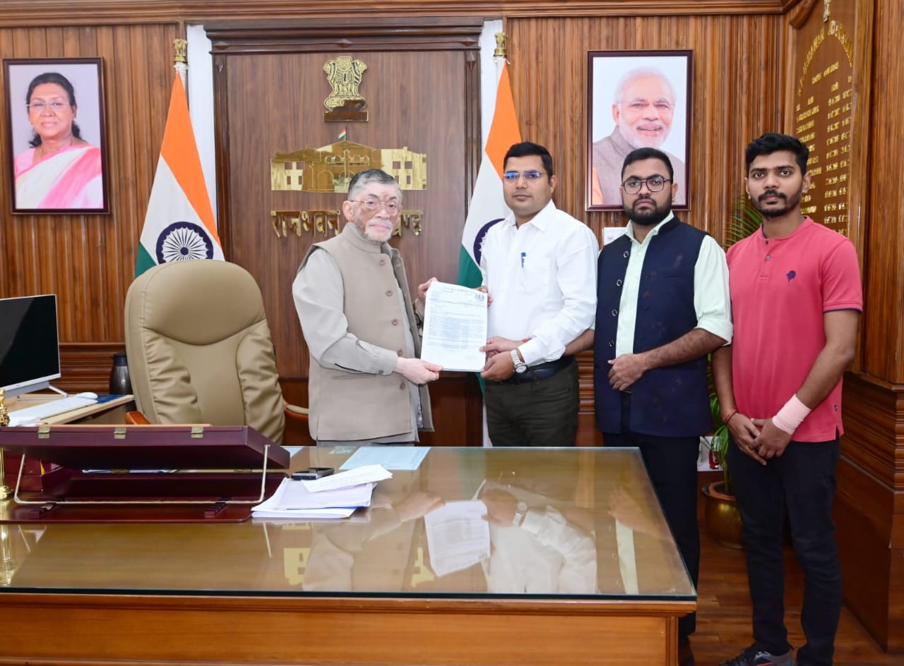 राज्यपाल को ज्ञापन देते प्रतिनिधि मंडल राज्यपाल को ज्ञापन देते प्रतिनिधि मंडल