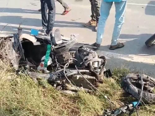 क्षतिग्रस्त स्कूटी।