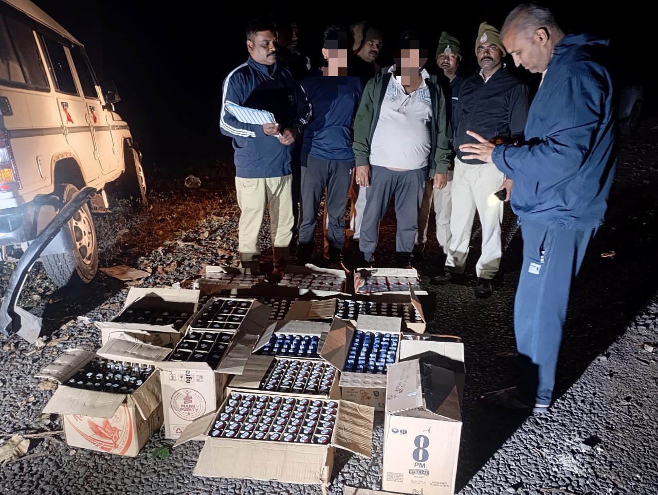 जप्त अवैध अंग्रेजी शराब पर कार्यवाही करती पुलिस