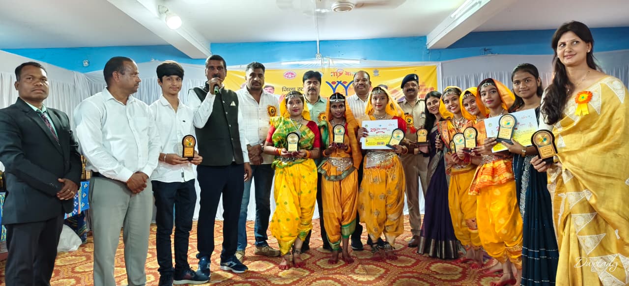 प्रतियोगिता के बाद अतिथियाें के साथ्