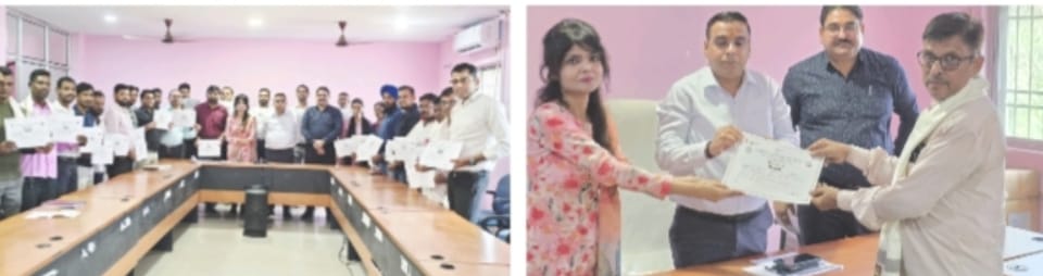 सम्मानित करते निगम के पदाधिकारी