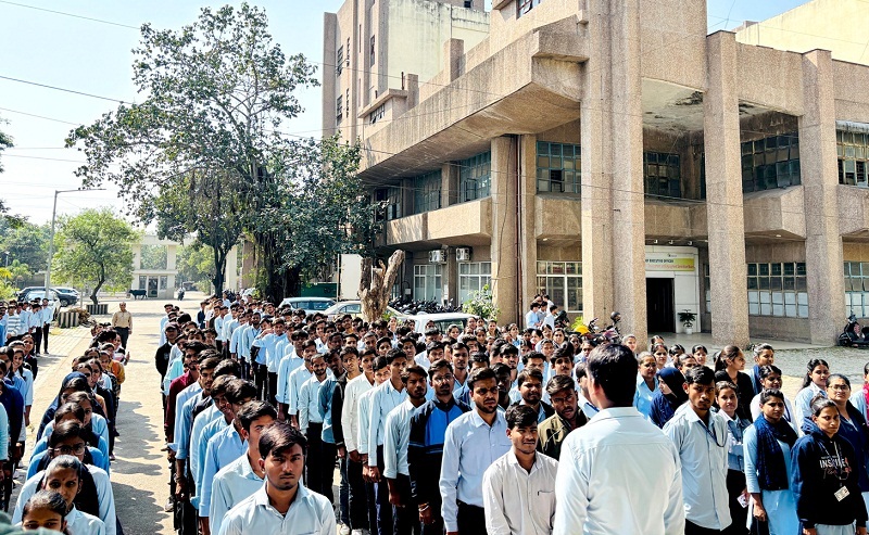 आईटीआई परिसरों में एक स्वर में गूंजा राष्ट्र गौरव का गीत वंदे मातरम्