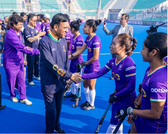 हॉकी खिलाड़ियों से हाथ मिलाते खेलमंत्री मनसुख मांडविया