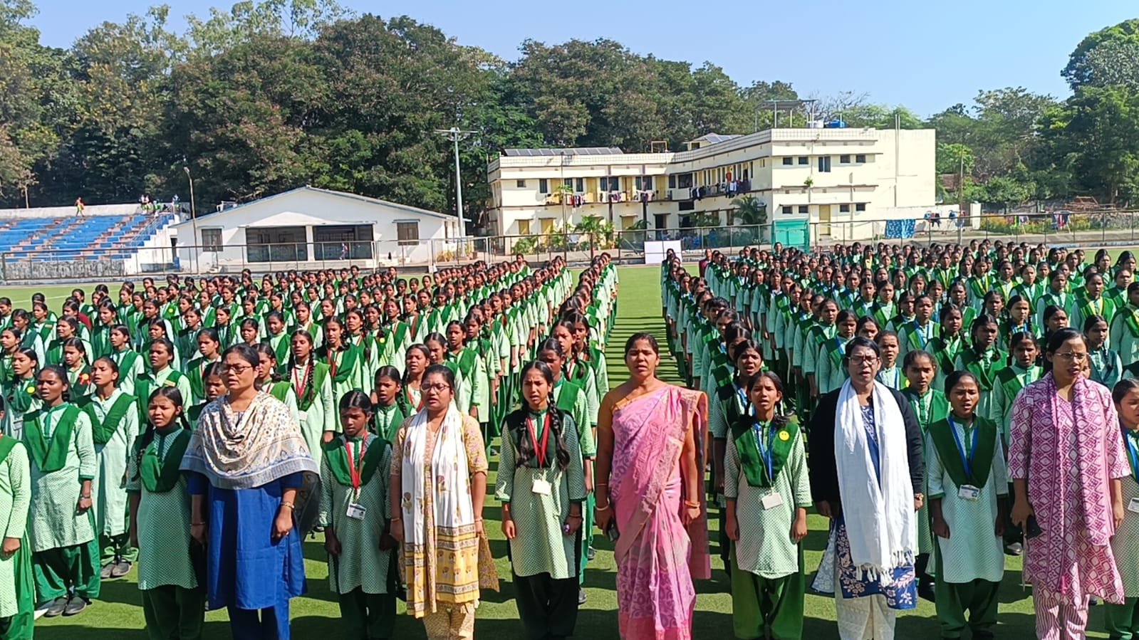 स्‍कूलों में राष्‍ट्रीय गीत का गान करते छात्र