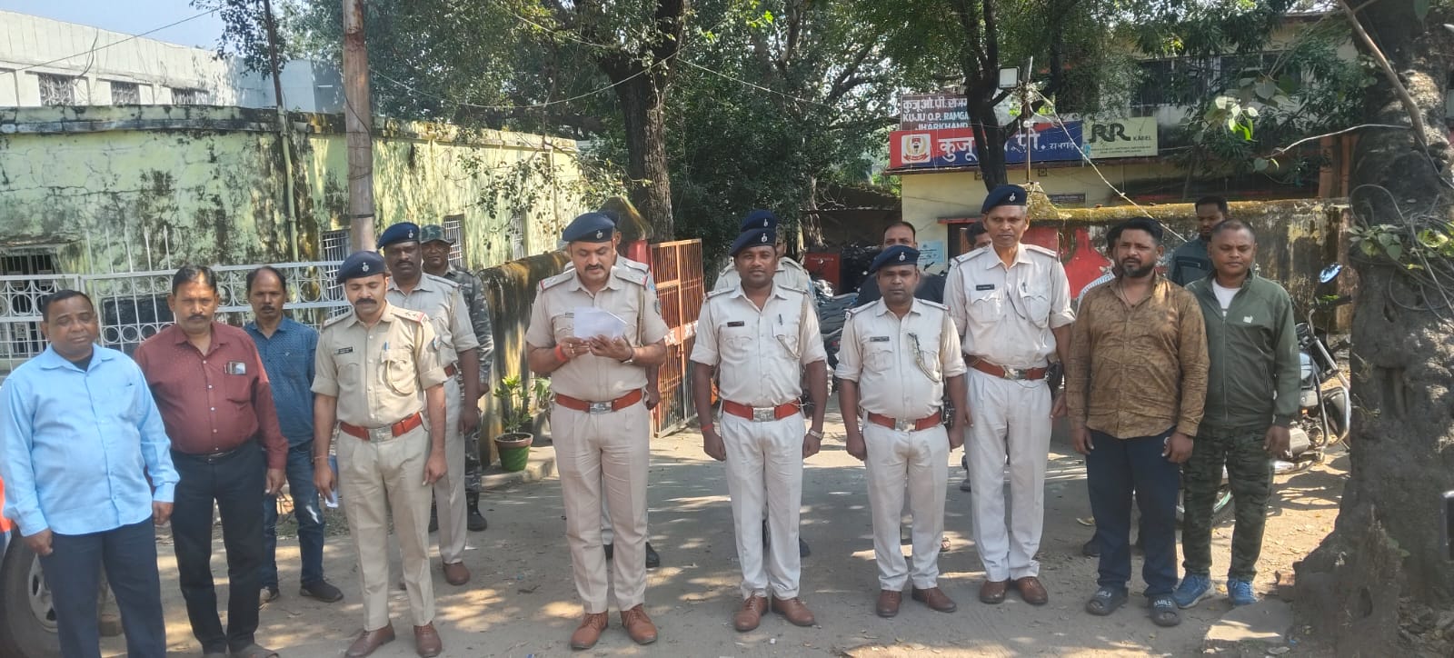 राष्ट्रीय गीत गाते पुलिसकर्मी