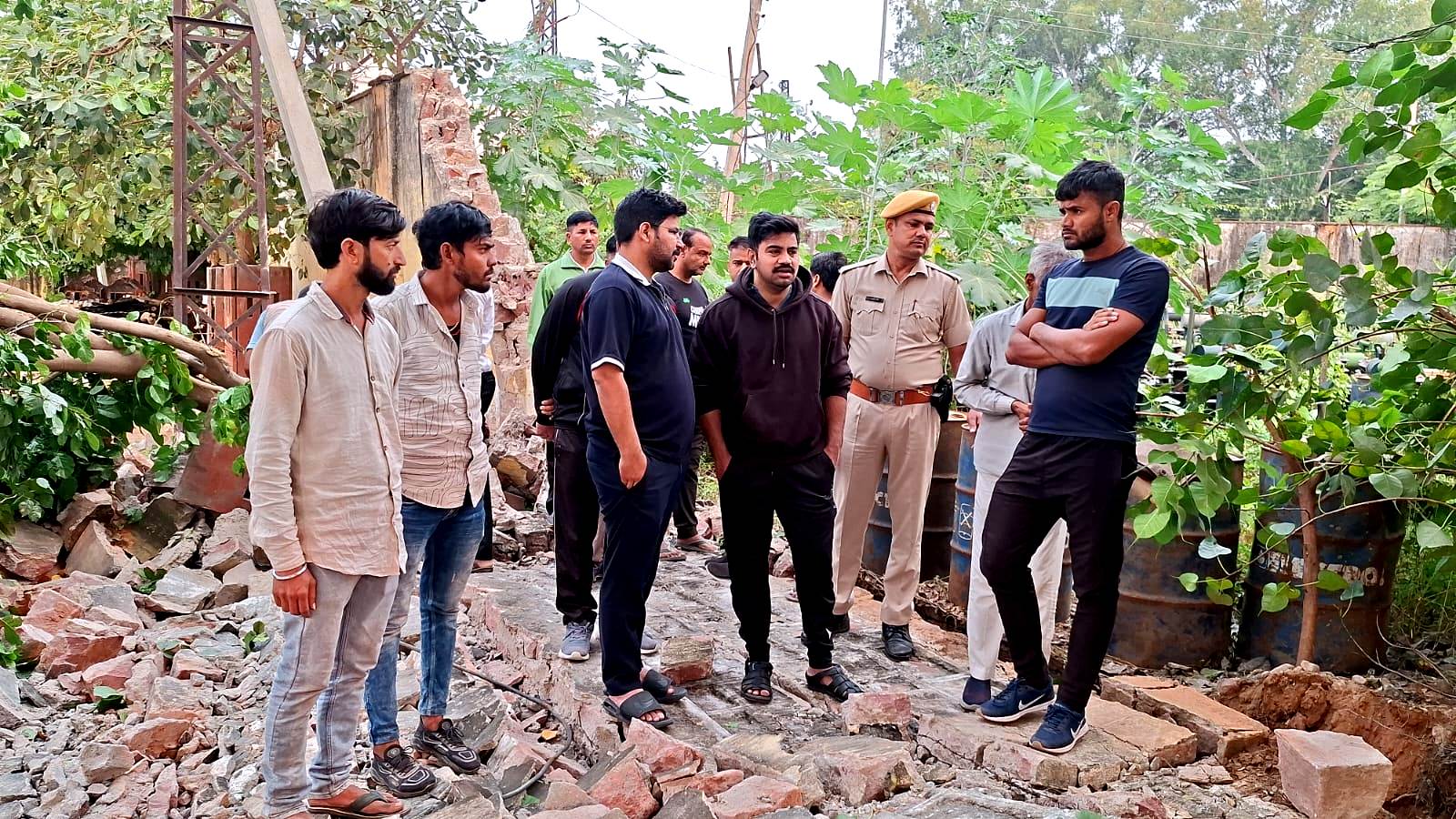 धौलपुर में मेला ग्राउंड की दीवार ढही,चार व्यापारी घायल