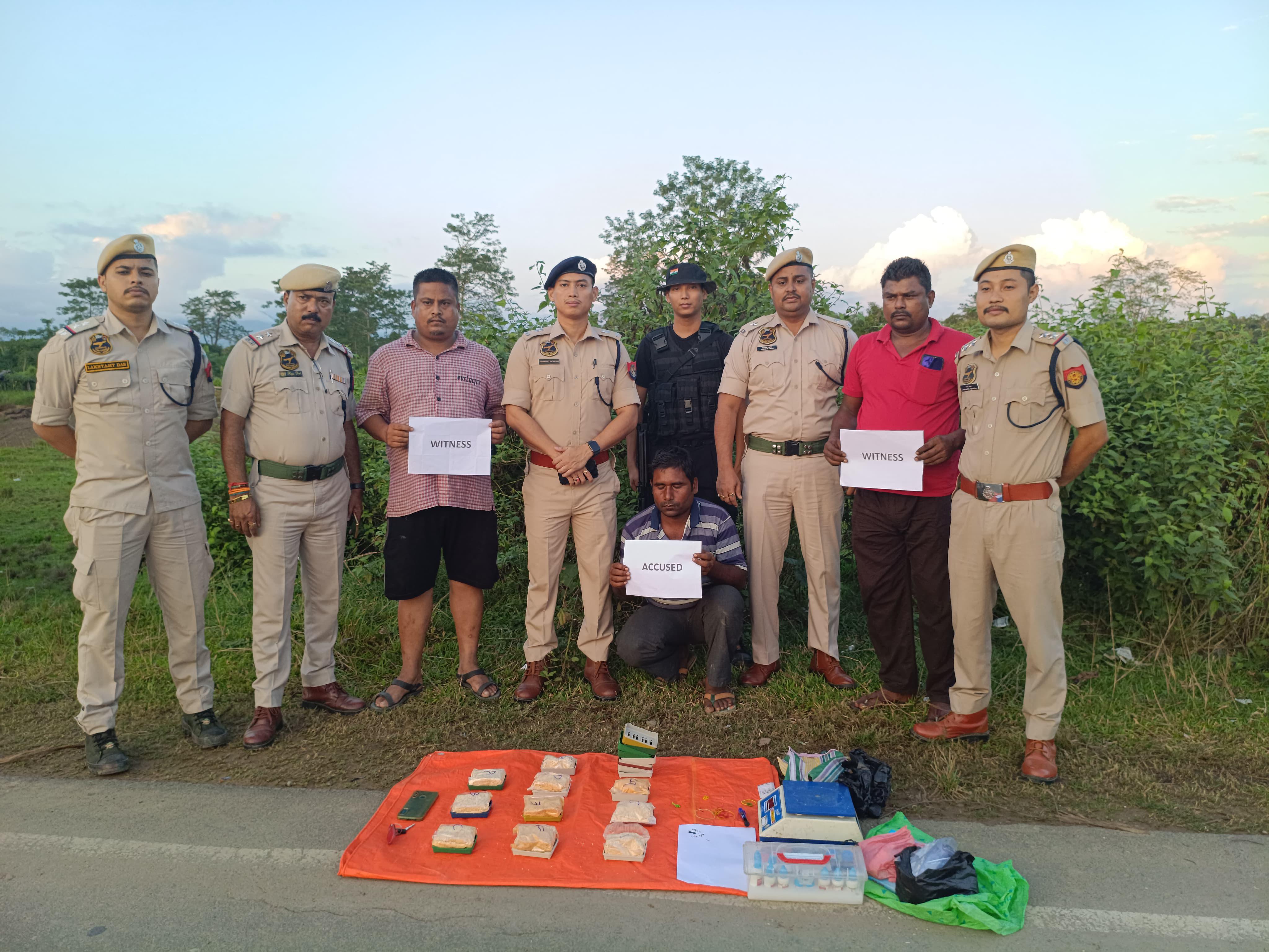 नशे के खिलाफ अभियान की तस्वीर जिसमें तस्कर गिरफ्तार किए गए और हेरोइन बरामद किया गया।