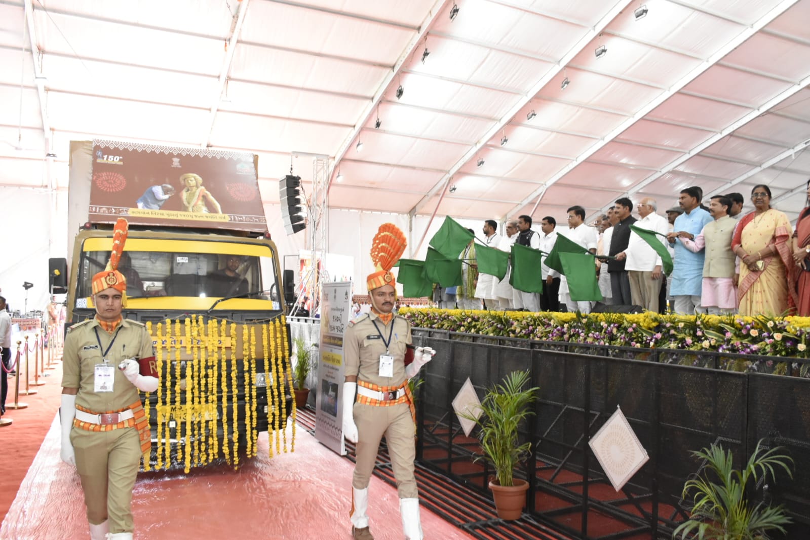 मुख्यमंत्री ने जनजातीय गौरव यात्रा को रवाना किया