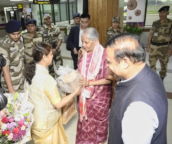 असम के दो दिवसीय दौरे पर पहुंचीं केंद्रीय वित्त मंत्री निर्मला सीतारमण का गुवाहाटी में स्वागत करते हुए असम की वित्त मंत्री अजंता नेओग साथ में मुख्यमंत्री डॉ हिमंत बिस्व सरमा भी मौजूद हैं।