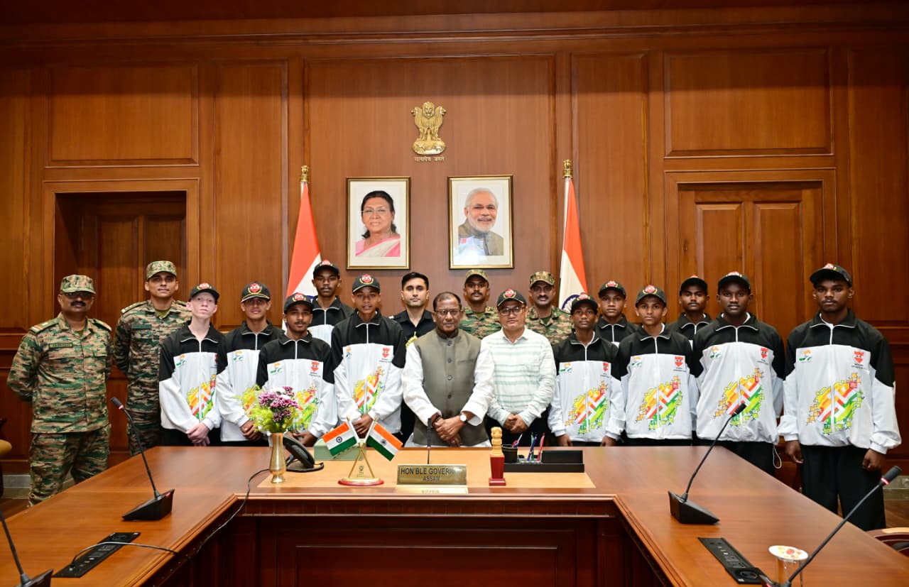 Governor interacting with National Integration Tour contingent from Binnaguri to Tawang