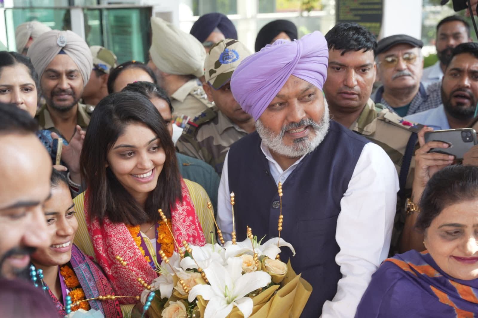 महिला क्रिकेटराें का माेहाली हवाई अड्डे पर स्वागत करते पंजाब के वित्त मंत्री व प्रशंसक महिला क्रिकेटराें का माेहाली हवाई अड्डे पर स्वागत करते पंजाब के वित्त मंत्री व प्रशंसक