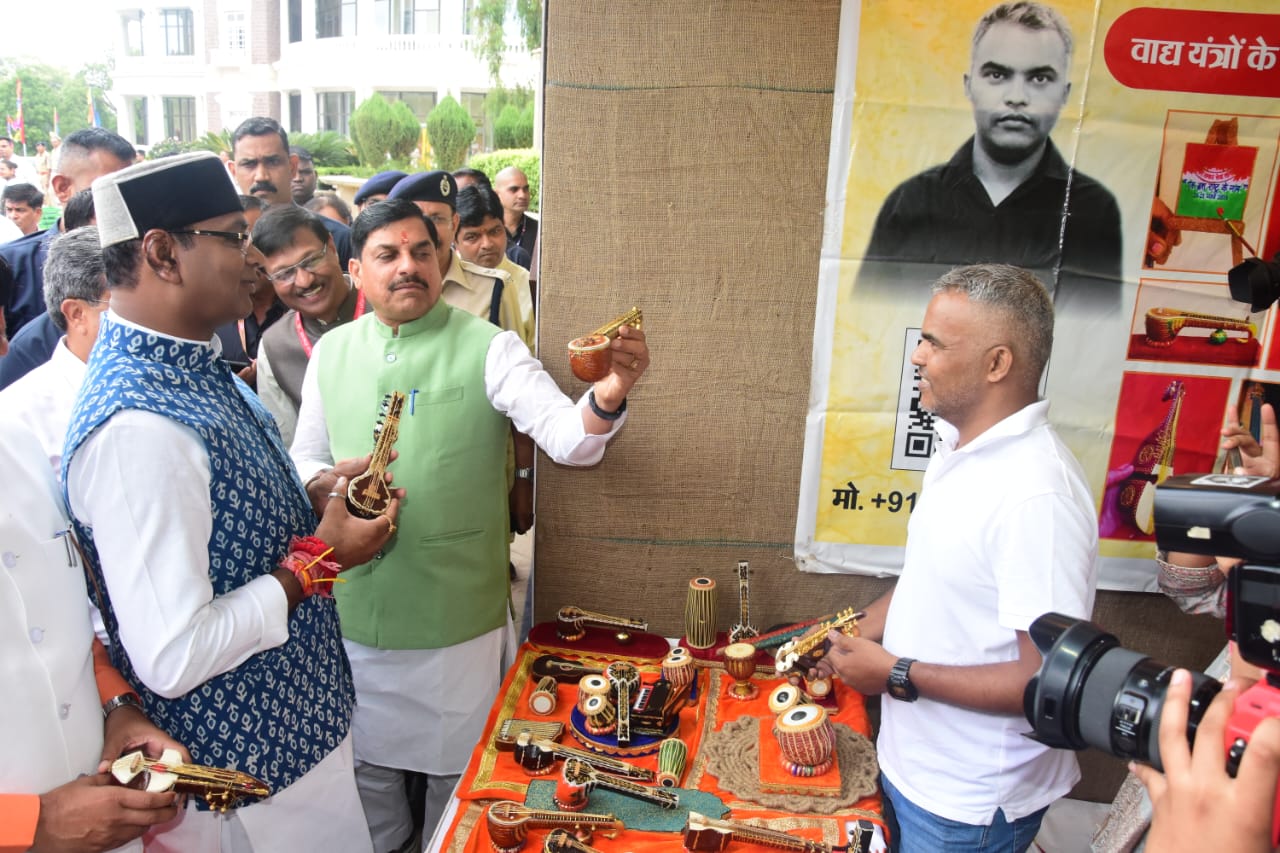 ભારત પર્વ–2025,વેસ્ટ મટિરિયલમાંથી સંગીતના પ્રતિરૂપ વાદ્યો બનાવી આત્મનિર્ભર બન્યા કલાકાર રાહુલ શ્રીવાસ ભારત પર્વ–2025,વેસ્ટ મટિરિયલમાંથી સંગીતના પ્રતિરૂપ વાદ્યો બનાવી આત્મનિર્ભર બન્યા કલાકાર રાહુલ શ્રીવાસ